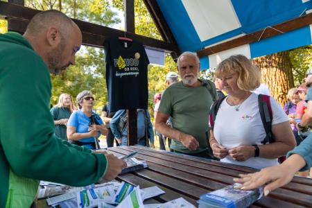 Pohod ob reki, ki povezjue  (2)